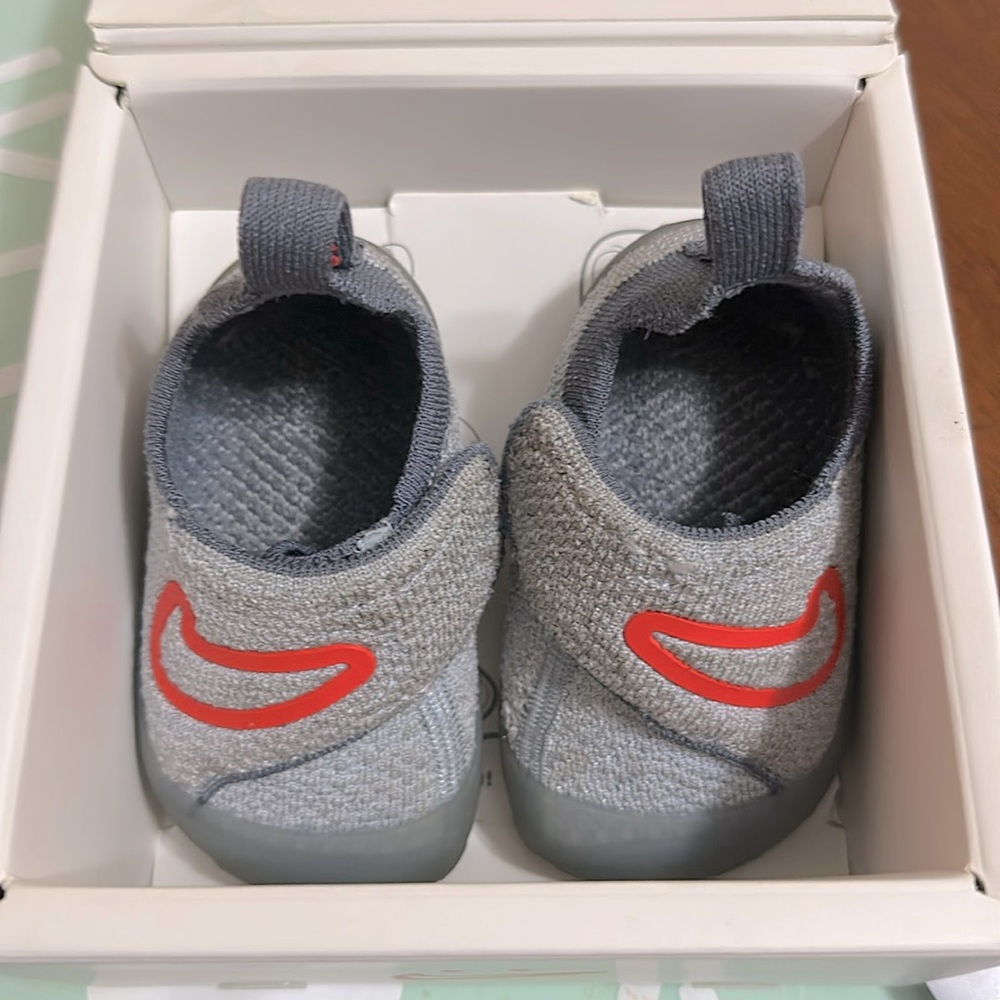 Nike swoosh 1 
Flyknit